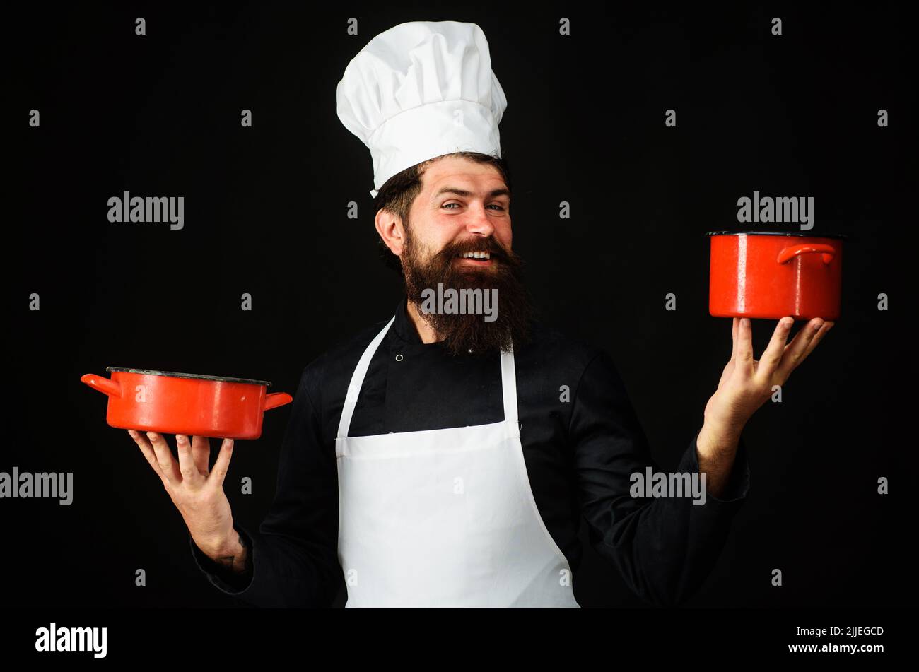 Retrato de guapo chef delantal negro en contra de fondo blanco. Foto de  Estudio Fotografía de stock - Alamy