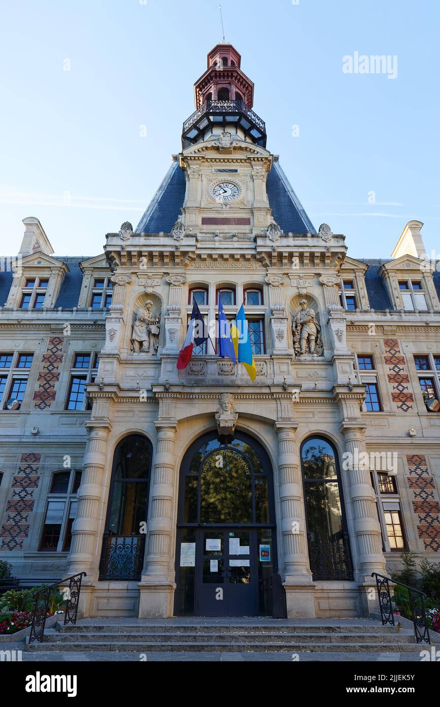 Ayuntamiento del XII arrondissement en París. XII arrondissement, llamado Reuilly, está situado en la orilla derecha del río Sena. Foto de stock