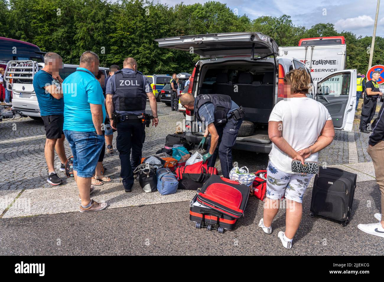 La policía revisa las maletas fotografías e imágenes de alta resolución -  Alamy