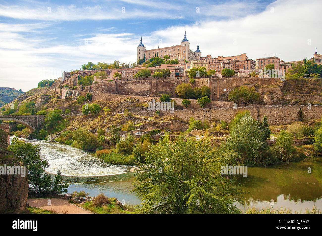 Toledo, España con el río Tajo y la fortaleza del Alcázar Foto de stock