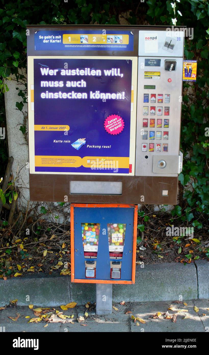 El autómata de cigarrillos y goma de mascar automat, Alemania Foto de stock