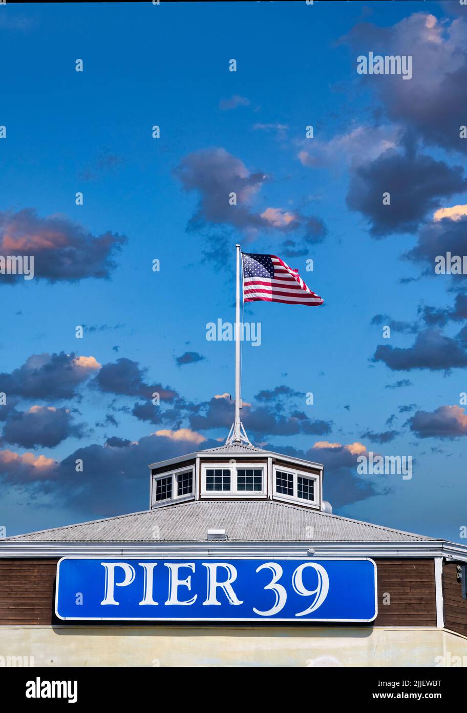 Bandera Americana en el Muelle 39 Foto de stock