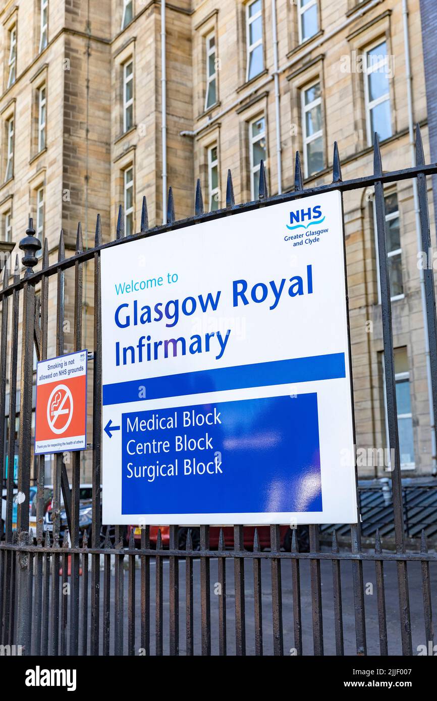 Glasgow Royal Infirmary y hospital universitario con señalización para urgencias y no fumadores, centro de Glasgow, Escocia, Reino Unido, Europa Foto de stock