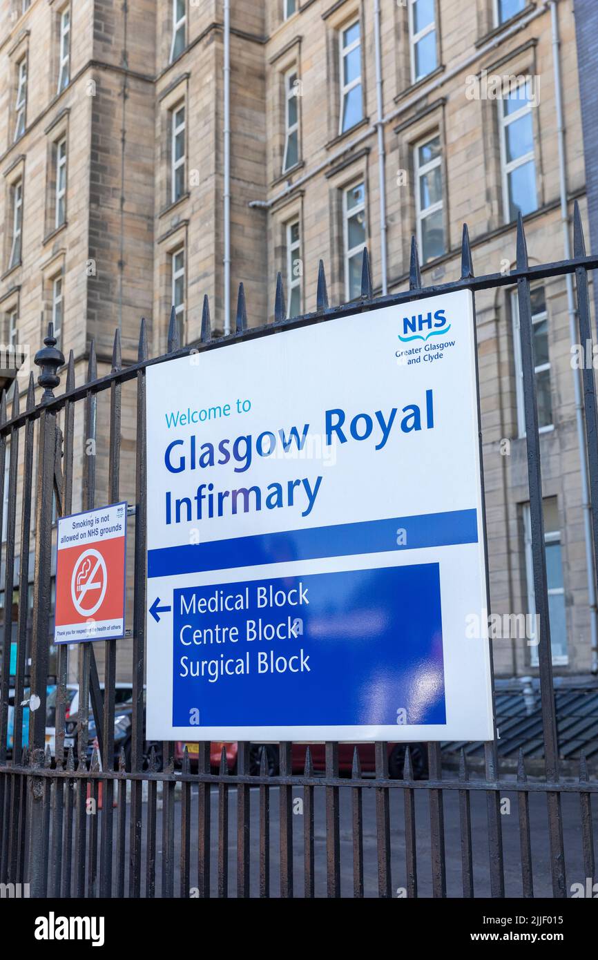 Glasgow Royal Infirmary y hospital universitario con señalización para urgencias y no fumadores, centro de Glasgow, Escocia, Reino Unido, Europa Foto de stock
