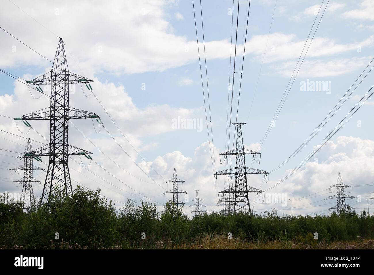San Petersburgo, Rusia. 25th de julio de 2022. Línea de transmisión de energía en Petersburgo, Cerca de la sueca Ikea en Rusia, que está cerrando. Las tiendas de la