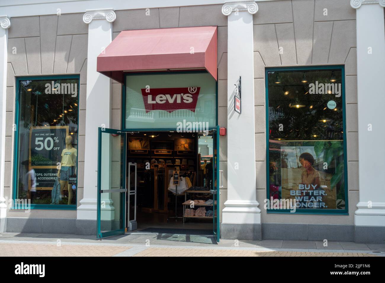Entrada a Levi's Store en el McArthur Glen Designer Outlet Fotografía de  stock - Alamy