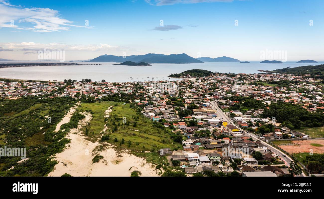 Vista aérea panorámica de Enseada da Pinheira - un pequeño pueblo turístico en la providencia de Santa Catarina, Brasil Foto de stock