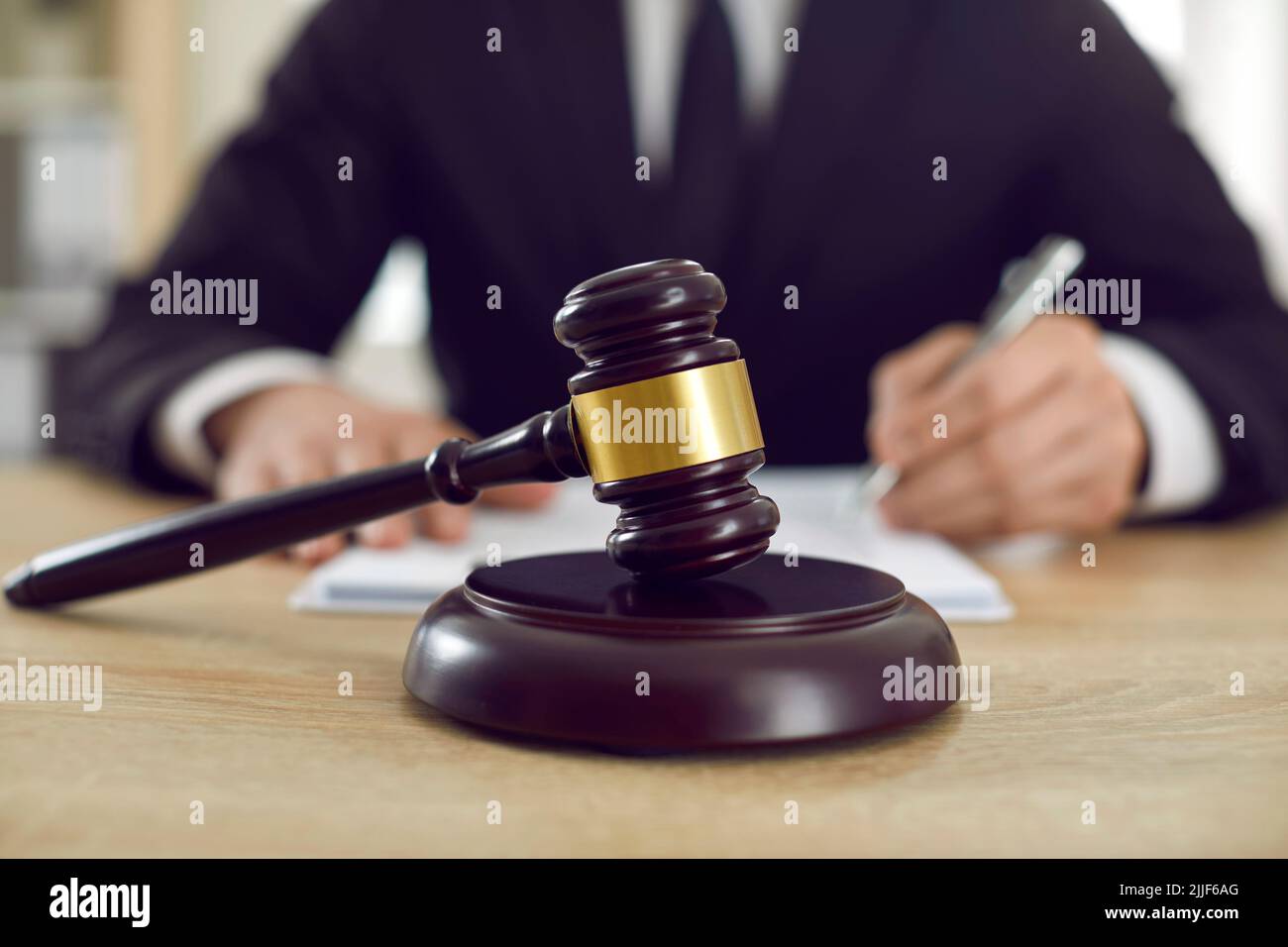 Juez de primer plano martillo de madera simbolizando procedimientos legales o pleitos que requieren servicios de abogado Foto de stock