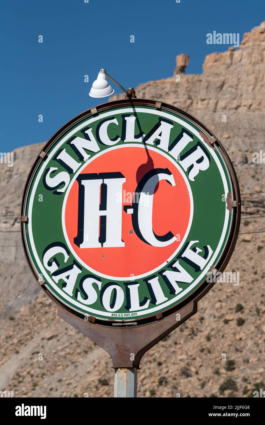 Cartel de la gasolinera vintage en el distrito histórico de Helper, Utah. Foto de stock