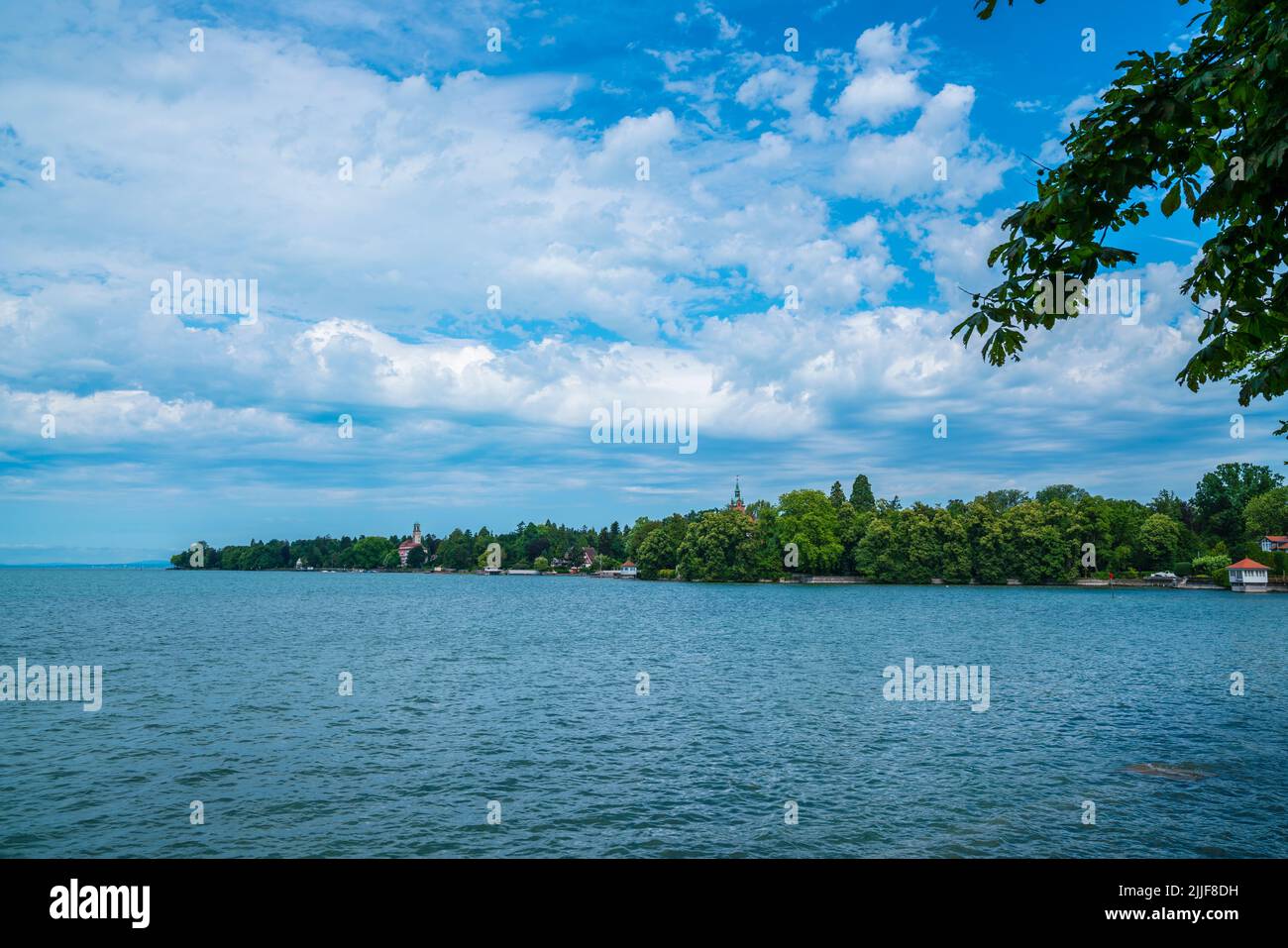 Alemania, hermoso bodensee a orillas del lago paisaje natural cerca de Bad schachen, vista desde la ciudad de lindau en verano al atardecer Foto de stock