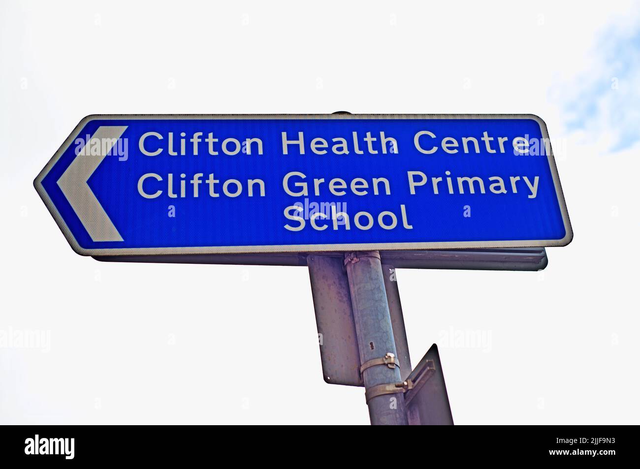 Clifton Health Centre y señal de dirección de la escuela primaria, Clifton, York, Inglaterra Foto de stock