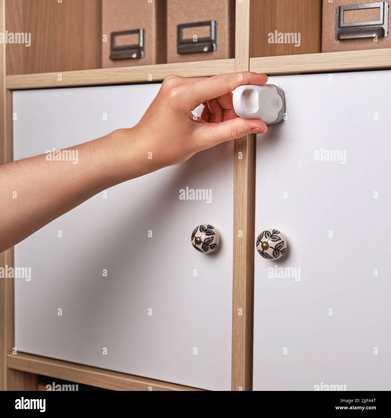 Apertura de la llave de cierre magnética para proteger las puertas de los  armarios y los cajones de los muebles del hogar de los niños Fotografía de  stock - Alamy