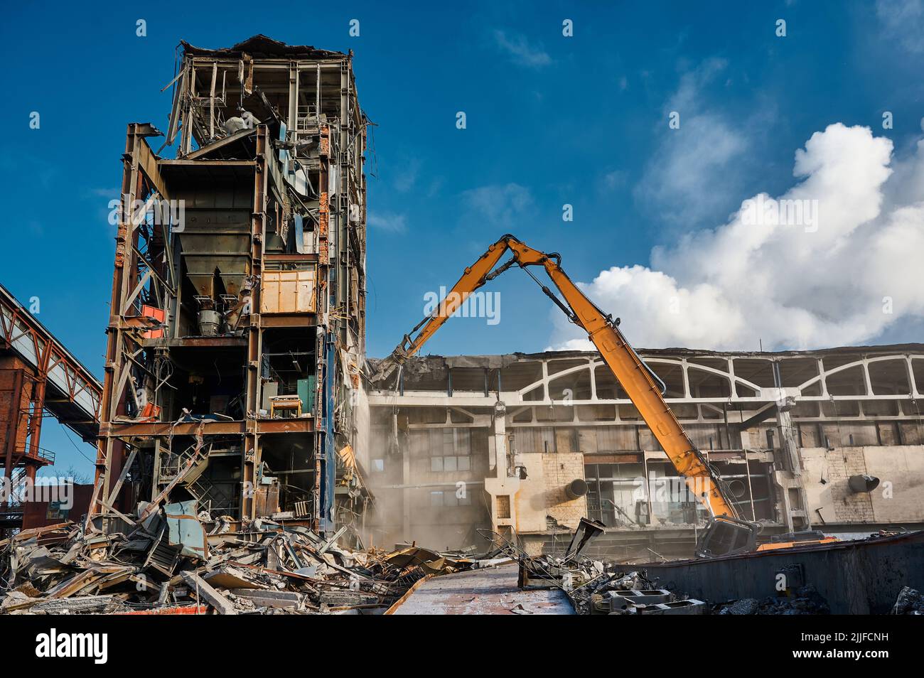 Demolición de una torre de varios pisos de un edificio industrial. Foto de stock