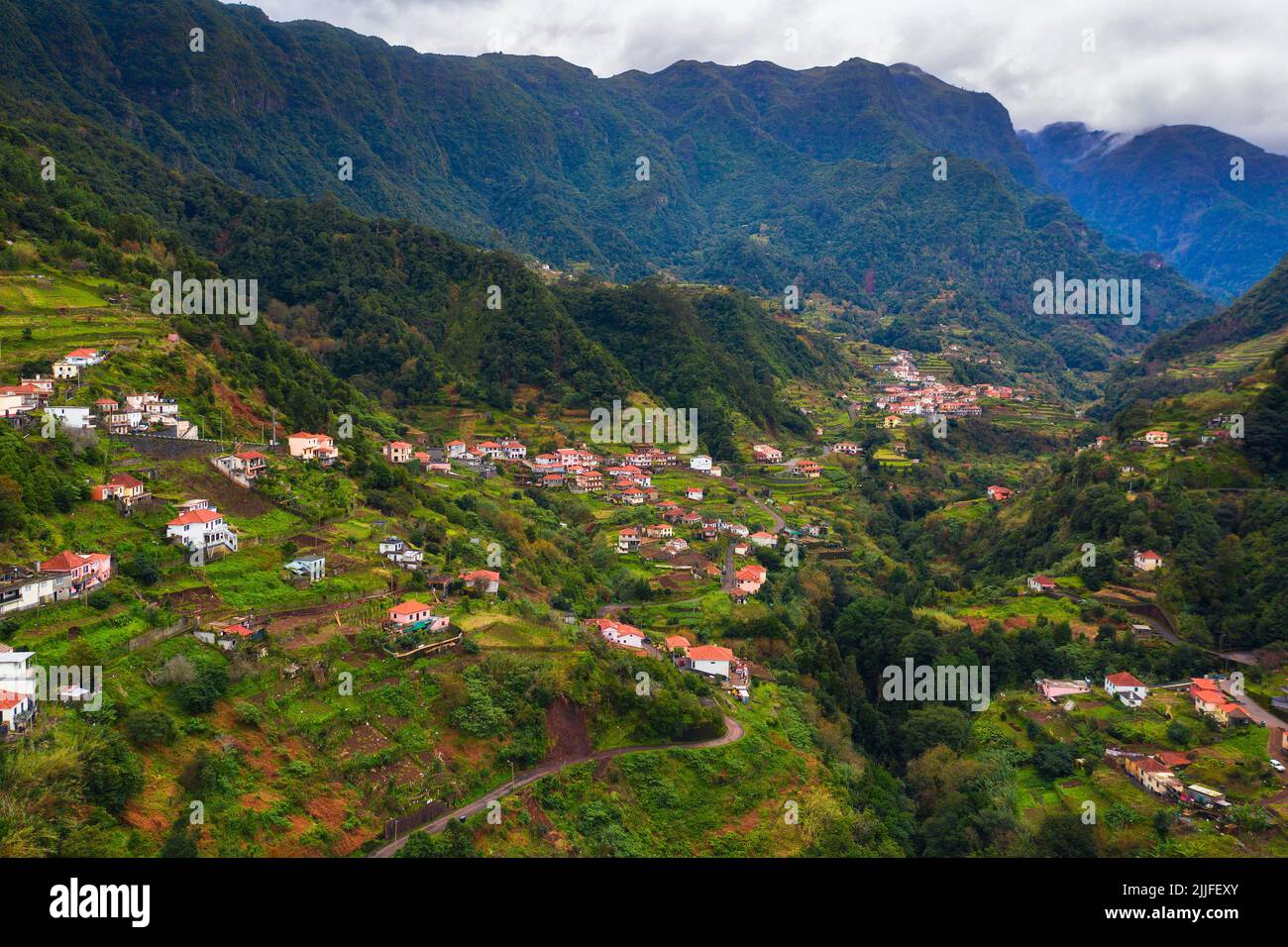 Vista aérea de los pueblos de las montañas de las Islas Madeira, Portugal Foto de stock