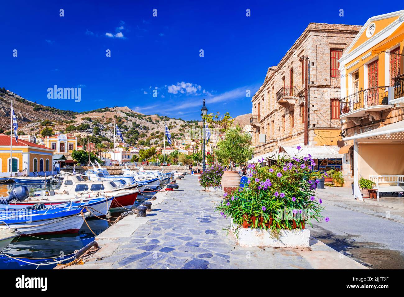 Symi, Grecia. Una de las islas griegas más bellas del Dodecaneso, Mar Egeo. Coloridas casas turcas antiguas en la bahía de Symi. Foto de stock