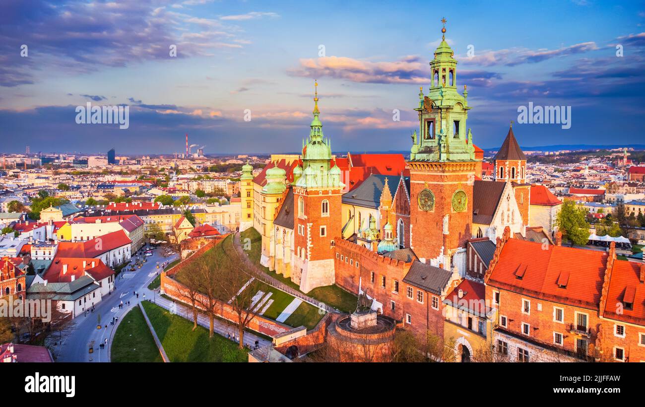 Cracovia, Polonia. Vista aérea de la colina de Wawel, la catedral, el castillo real de Wawel y las murallas defensivas. Río Vístula. Foto de stock