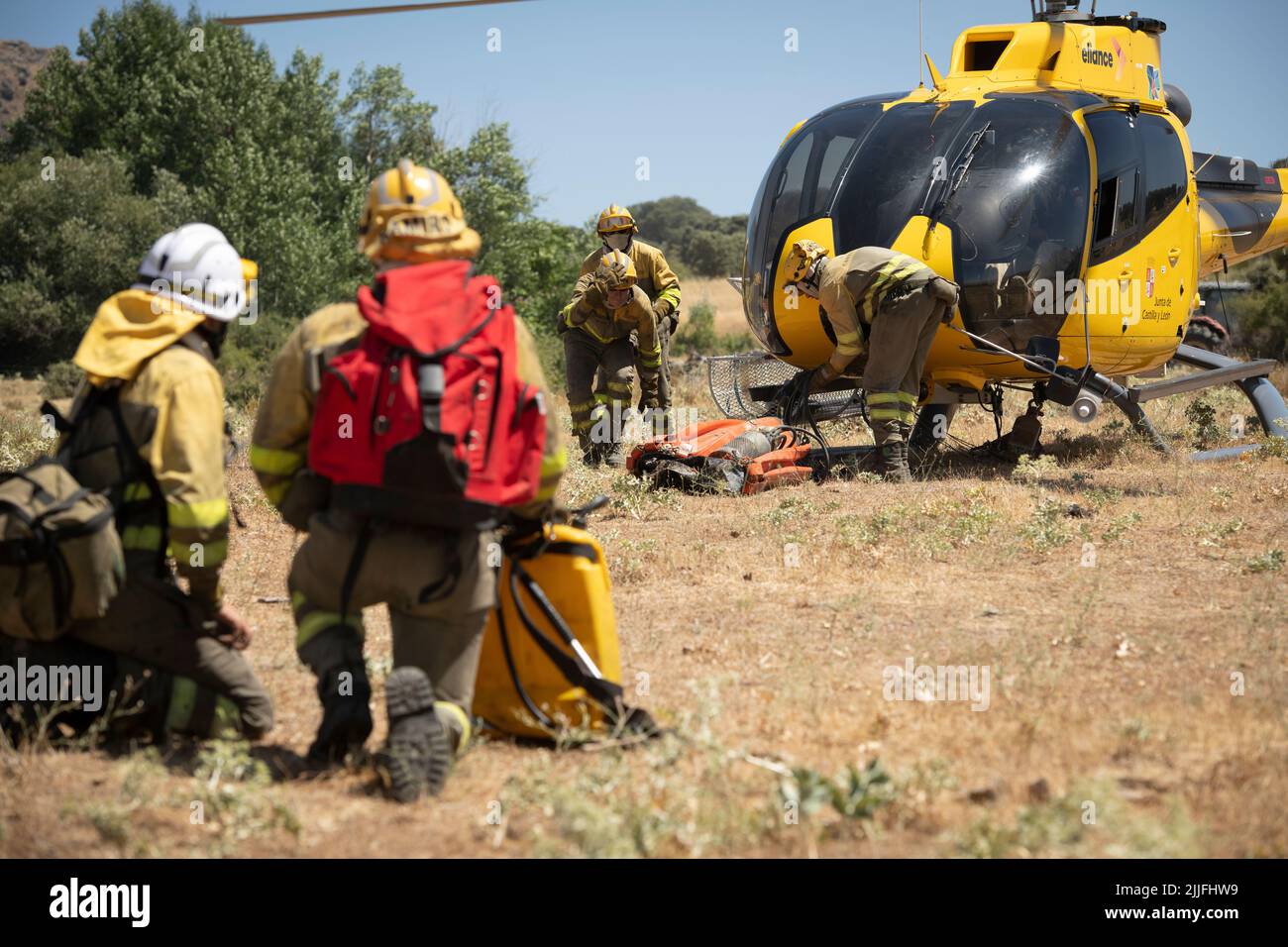 España - Ávila - Mironcillo - Ola de Incendios en España - Como consecuencia de las altas temperaturas y de una ola de calor histórica, muchos incendios forestales azotaron la Península Ibérica. Las brigadas y los bomberos están heroicamente tratando de hacer frente a las llamas que se están volviendo cada vez más intratables y difíciles de extinguir. Foto de stock