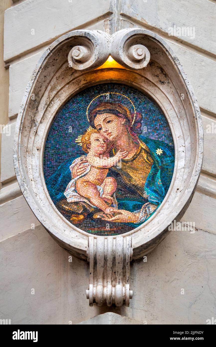 Madonna col bambino aedicula en Piazza Farnese, Roma, Italia Foto de stock