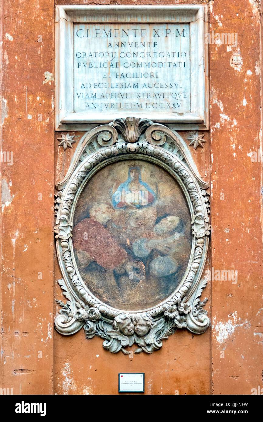 Madonna Valicelliana con San Filippo Neri y Carlo Borromeo en la esquina entre Via del Corallo y Via del Governo Vecchio, Roma, Italia Foto de stock