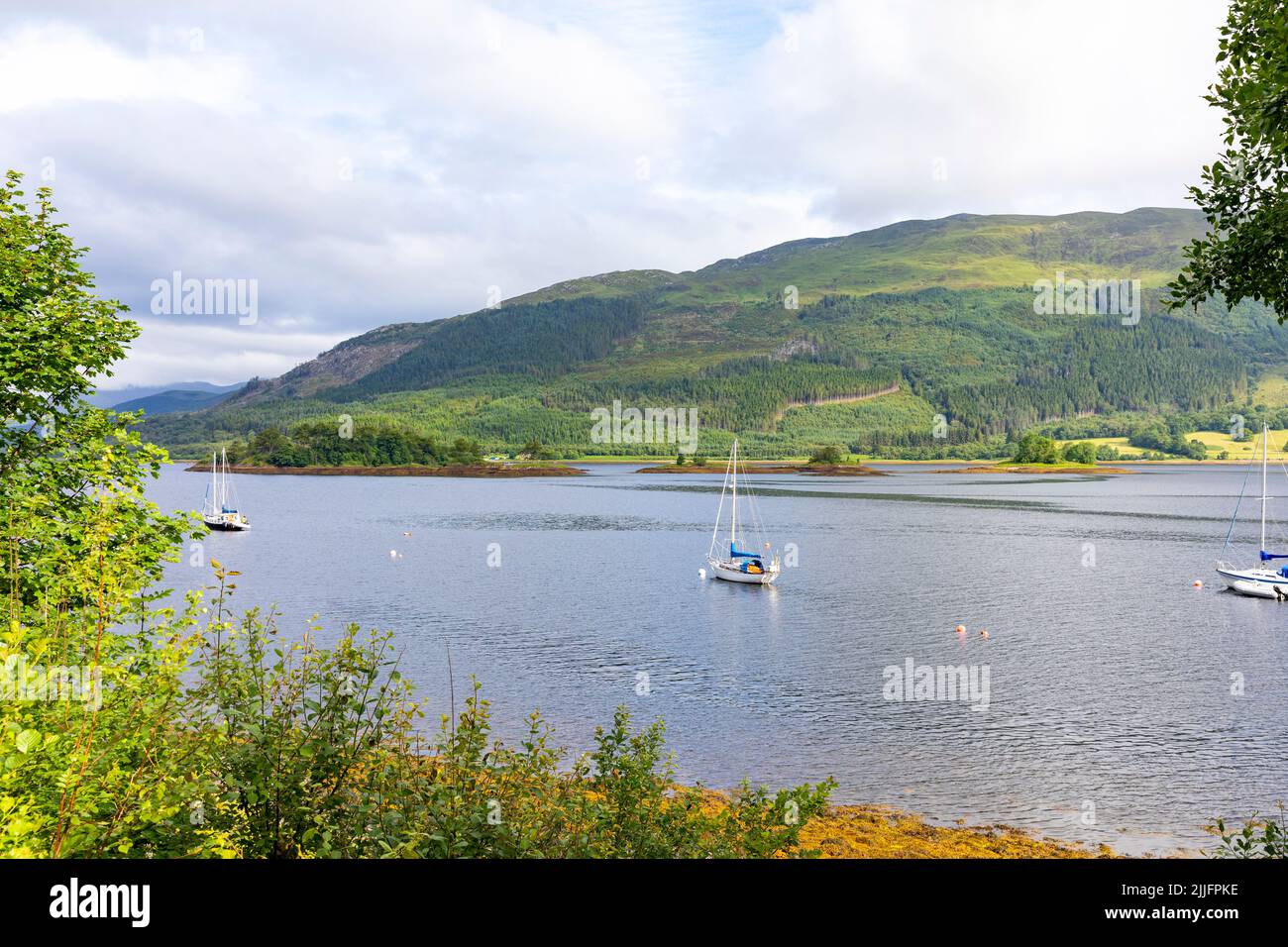 Loch Leven Glencoe Escocia, yates de vela amarrados en el lago, el día de verano 2022, Scottish Highlands, Reino Unido, verano 2022 Foto de stock