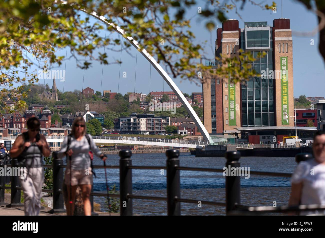 El Puente del Milenio y la galería de arte del Báltico, en el muelle de Newcastle Gateshead Foto de stock