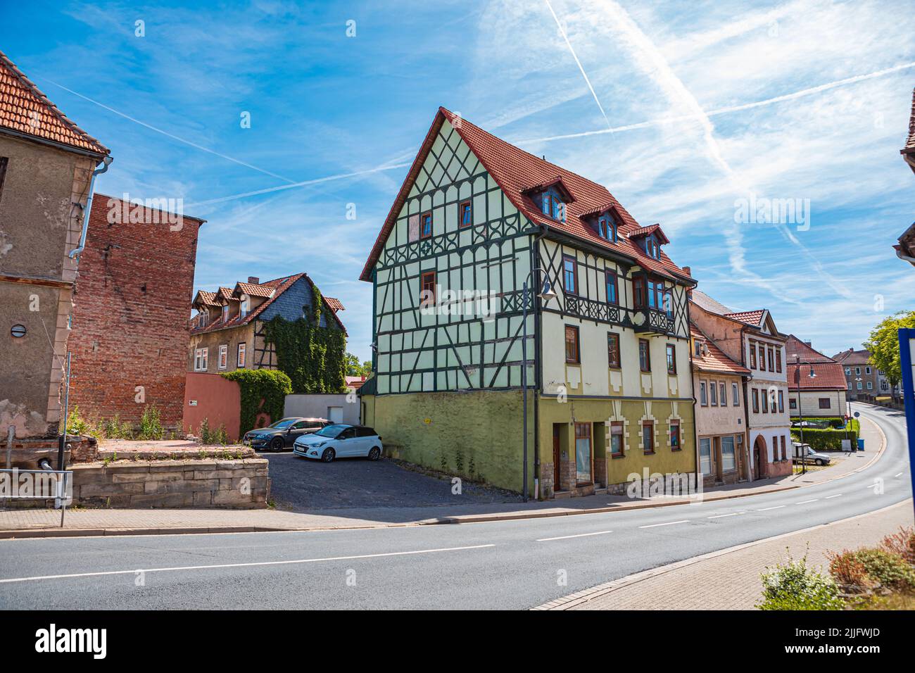 HILDBURGHAUSEN, TURINGIA, ALEMANIA - HACIA EL 2022 DE JULIO: La calle Coburger Strasse de la ciudad de Hildburghausen, Alemania. Foto de stock
