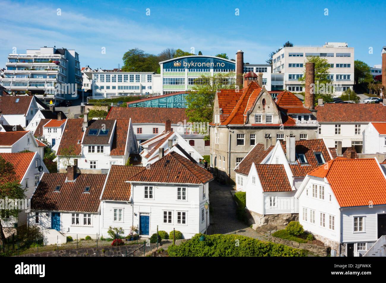 Casas tradicionales noruegas pintadas de blanco, de madera en Stavanger, Noruega Foto de stock