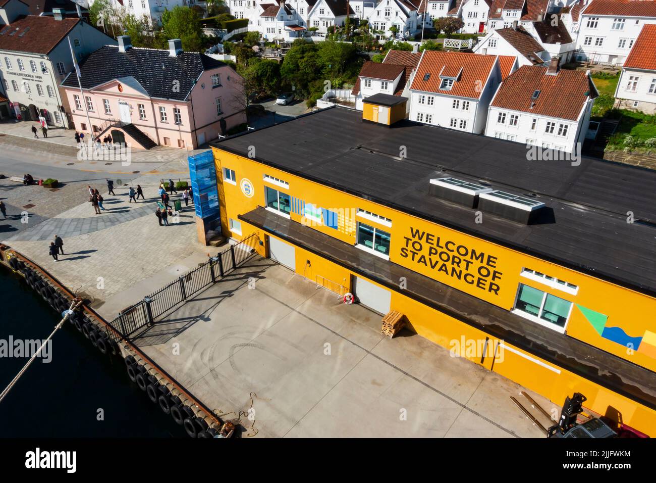 Bienvenido al puerto del edificio Stavanger en el muelle. Nedre Strandgate, Stavanger, Noruega Foto de stock