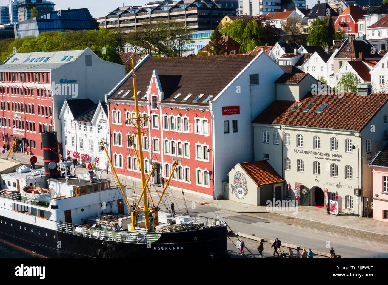 El histórico buque de carga de pasajeros de vapor, MS Rogaland, atracado junto al edificio de la Autoridad Portuaria de Stavangerregionen Havn, en Stavanger, Noruega Foto de stock