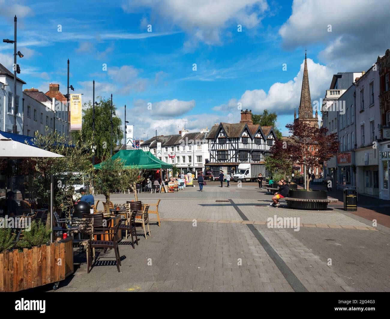 Mirando a lo largo de High Town hasta el histórico Museo de la Casa Blanca y Negra en Hereford Herefordshire, Inglaterra Foto de stock