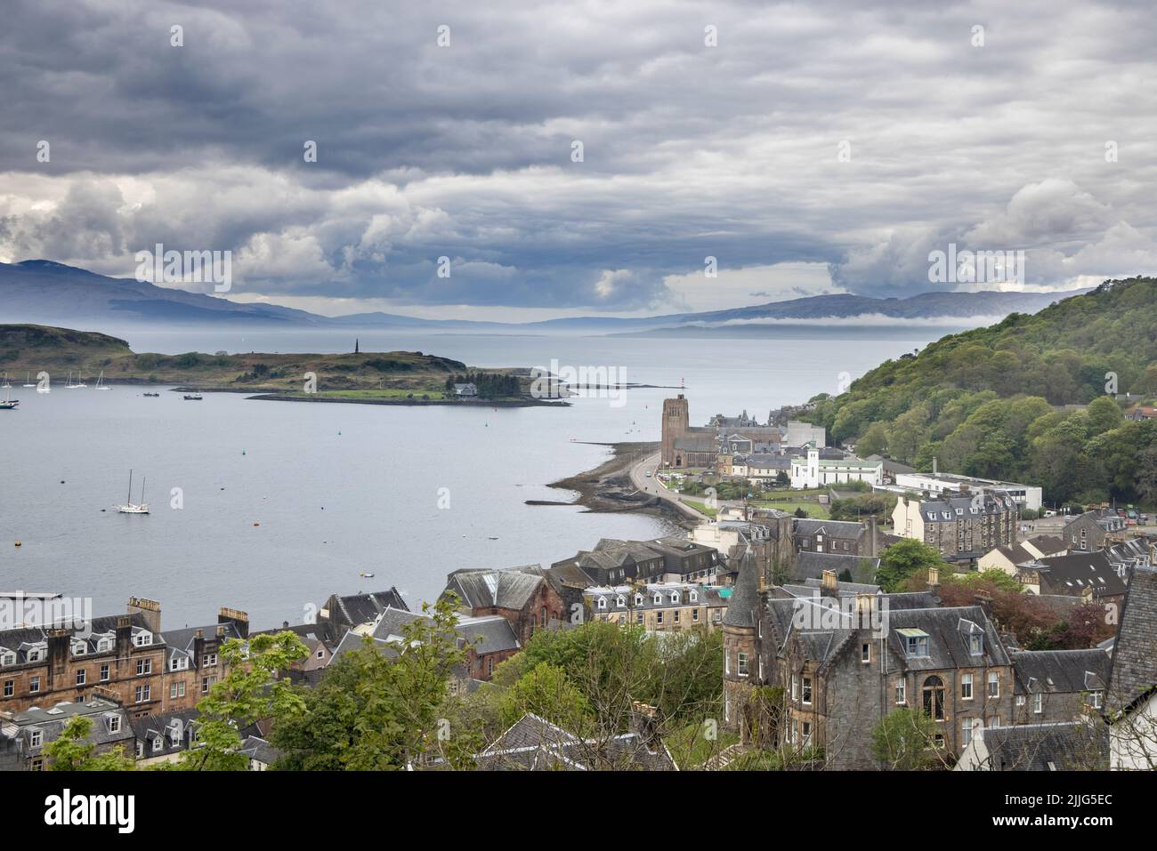 Vistas de la zona del puerto desde la torre mcCaigs sobre oban en la costa oeste de escocia Foto de stock