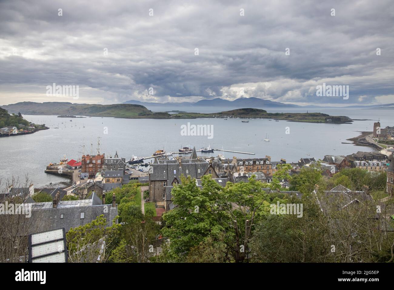 Vistas de la zona del puerto desde la torre mcCaigs sobre oban en la costa oeste de escocia Foto de stock