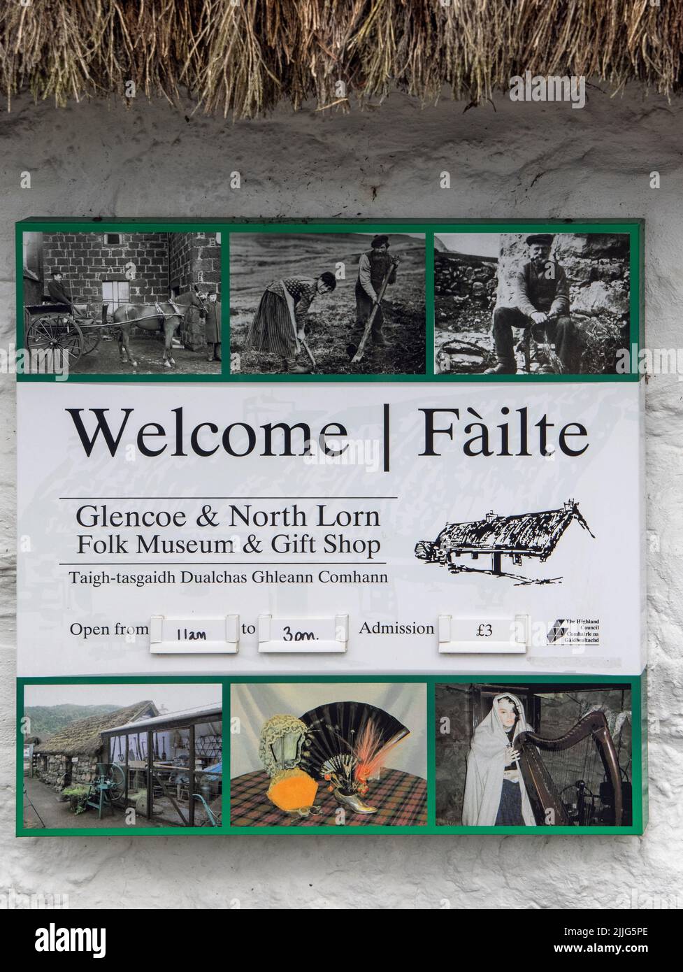 señal para el museo folklórico glencoe en el pueblo de glencoe en las tierras altas de escocia Foto de stock
