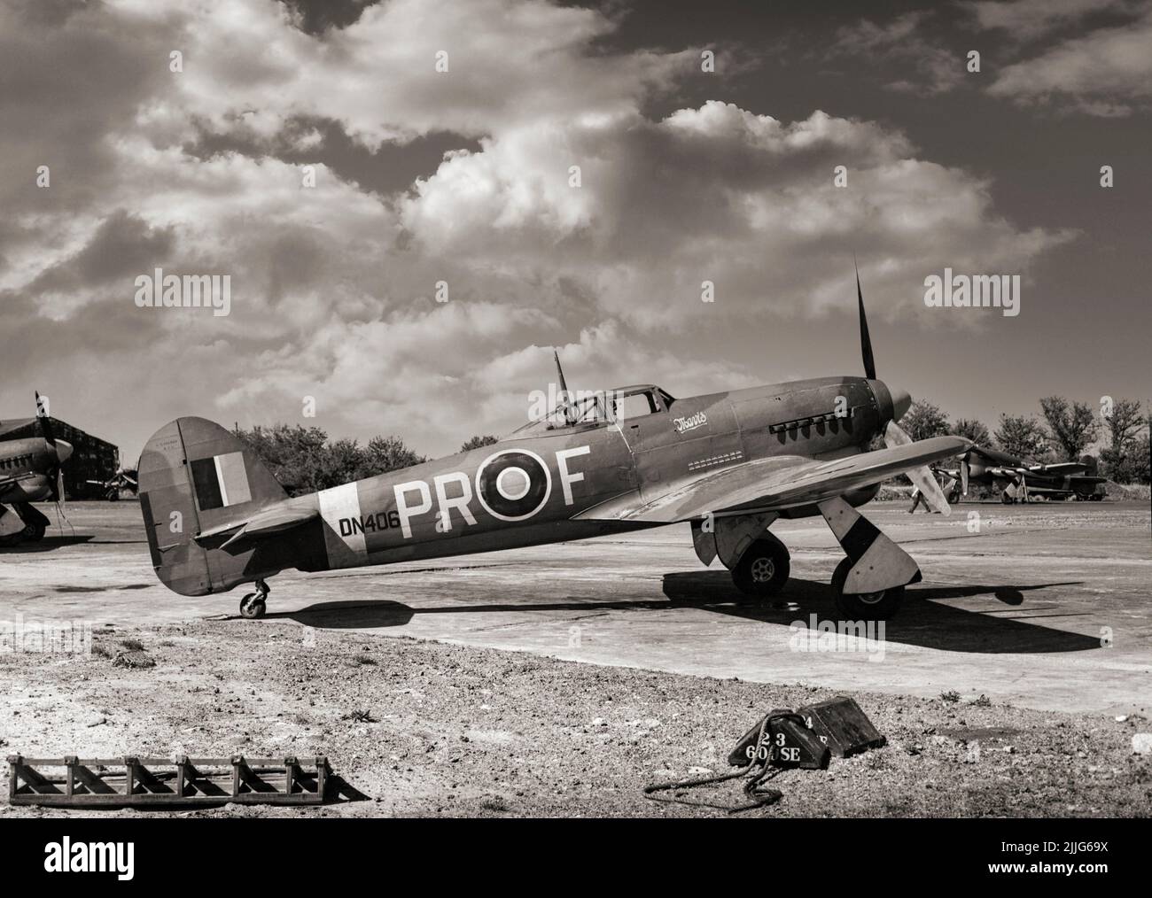 El Tifón Hawker Mark Ib era un caza-bombardero británico de un solo asiento, destinado a ser un interceptor de altitud media-alta y reemplazo del Huracán Hawker, pero se encontraron varios problemas de diseño. En 1943, la RAF necesitaba un luchador de ataque en tierra más que un luchador 'puro' y el tifón estaba preparado para el papel. La aeronave volada por el escuadrón nº 609 RAF, en tierra en Manston, Kent, muestra un recuento de 18 locomotoras destruidas en ataques terrestres en el lado del fuselaje. Foto de stock