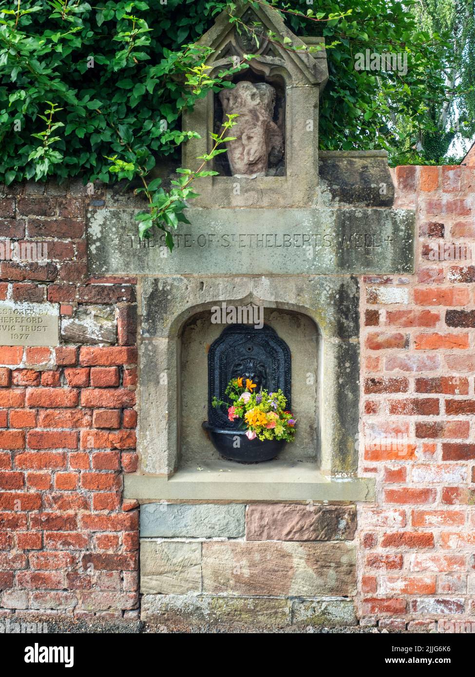 Saint Ethelberts Fuente de hierro fundido bien restaurada 1977 Castle Hill Hereford Herefordshire Inglaterra Foto de stock