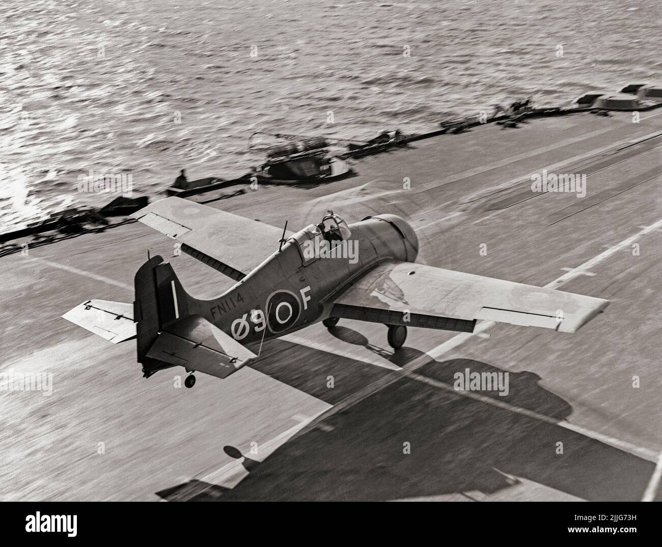 Un caza naval de Grumman Martlet del nº 888 de la Flota de Escuadrón del Brazo Aéreo despegando de la cubierta del HMS formidable en el Mediterráneo. Originalmente llamado el Grumman F4F Wildcat, el avión de combate estadounidense basado en portaaviones entró en servicio en 1940 con la Marina de los Estados Unidos, y la Marina Real Británica, donde fue inicialmente conocido como el Martlet. Foto de stock