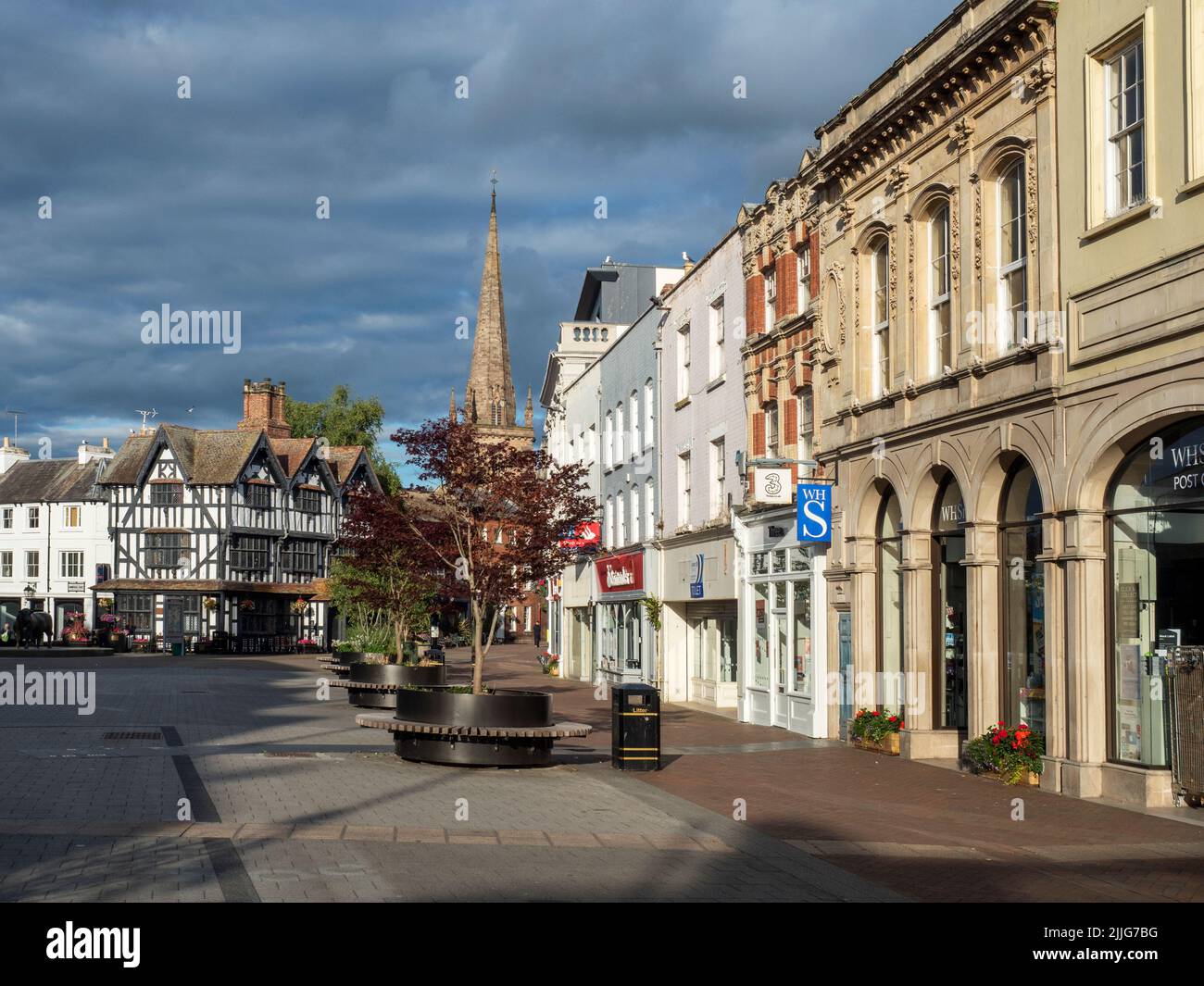 Mirando a lo largo de High Town hasta el histórico Museo de la Casa Blanca y Negra en Hereford Herefordshire, Inglaterra Foto de stock