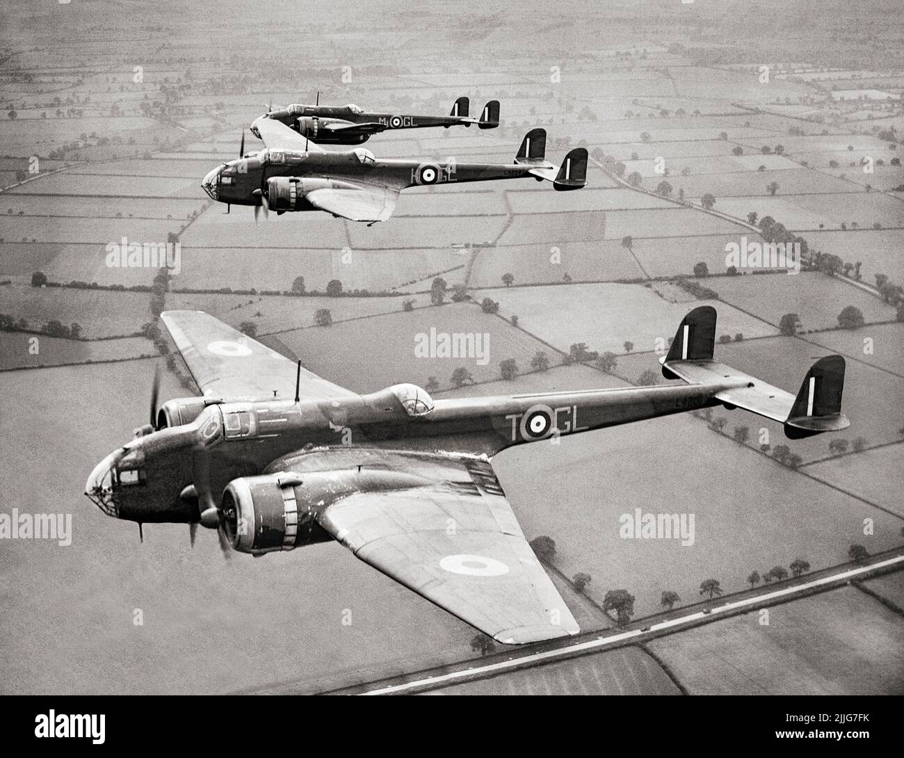Handley Page Hampdens de la Unidad de Formación Operacional (OTU) nº 14, con sede en Cottesmore, 23 de julio de 1940. Un bombardero medio bimotor británico fue operado por la Real Fuerza Aérea como parte del trío de grandes bombarderos bimotor adquiridos para la RAF, uniéndose a los Armstrong Whitworth Whitley y Vickers Wellington. Sirvió en las primeras etapas de la Segunda Guerra Mundial, soportando la peor parte de la temprana guerra de bombardeos sobre Europa, tomando parte en la primera incursión nocturna en Berlín y la primera incursión de 1.000 bombarderos en Colonia. Más tarde reemplazado por bombarderos pesados como el Avro Lancaster Foto de stock