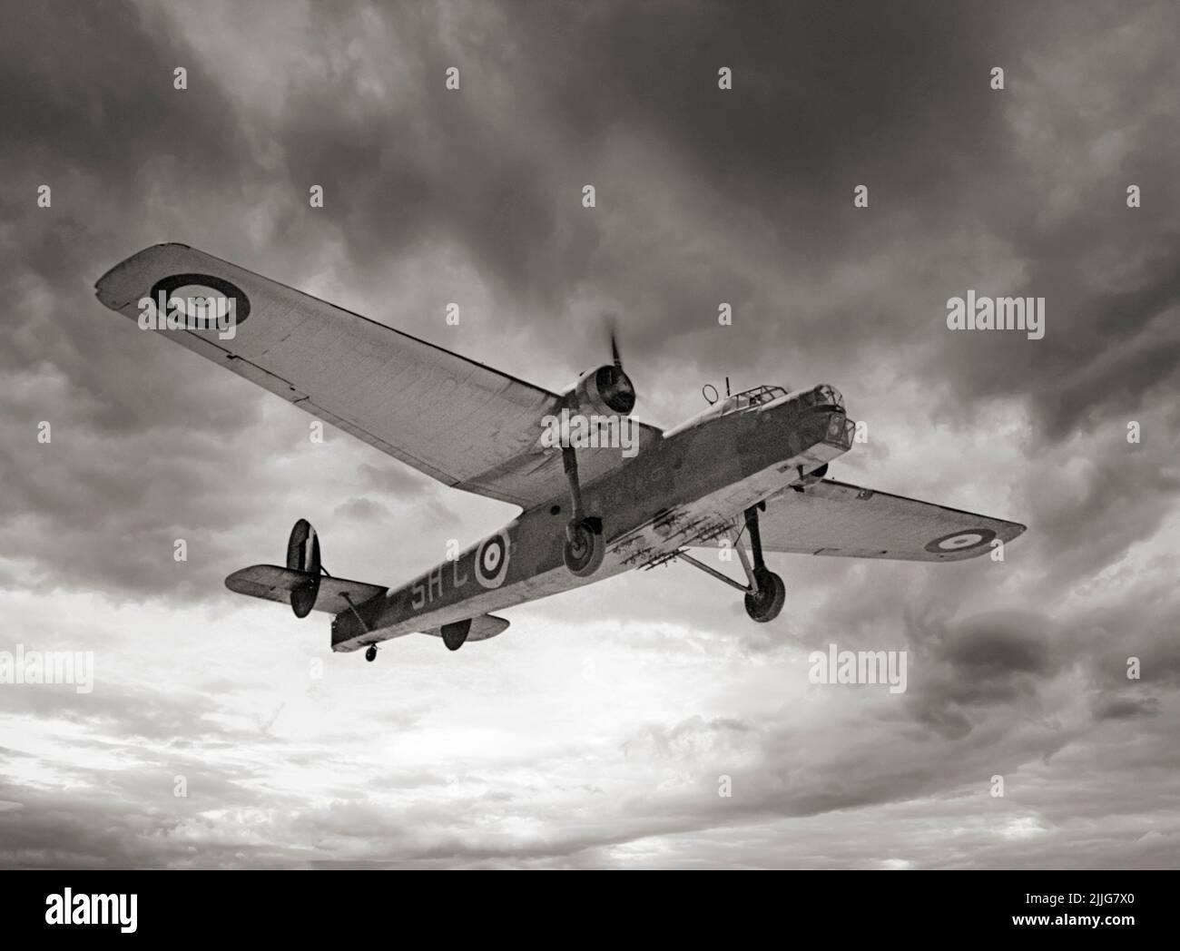 Un Bristol Bombay Mark I, avión de transporte de tropas británico adaptable para su uso como bombardero medio del Escuadrón Nº 216 de la RAF con base en Heliópolis, Egipto, en vuelo sobre el Desierto Occidental. Foto de stock