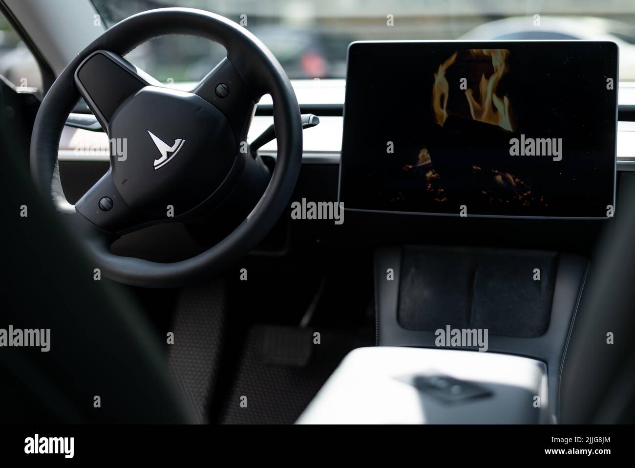 volante y pantalla en el interior del vehículo eléctrico tesla. rusia moscú 2022 de junio de 15. Foto de stock