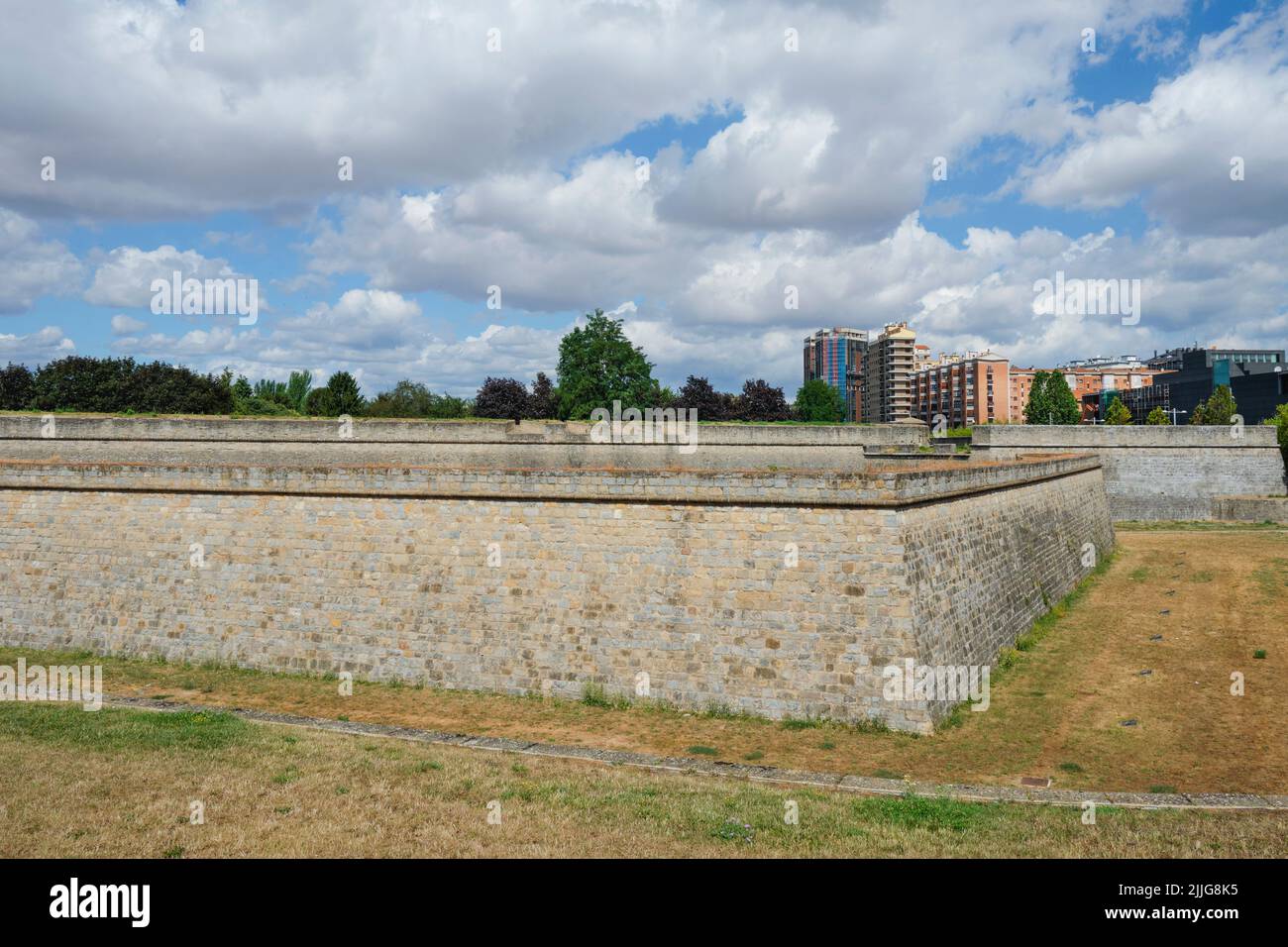 Vista del foso y las murallas de la Ciudadela de Pamplona, en Pamplona, en la Comunidad Autónoma de Navarra, España, en un día de verano Foto de stock