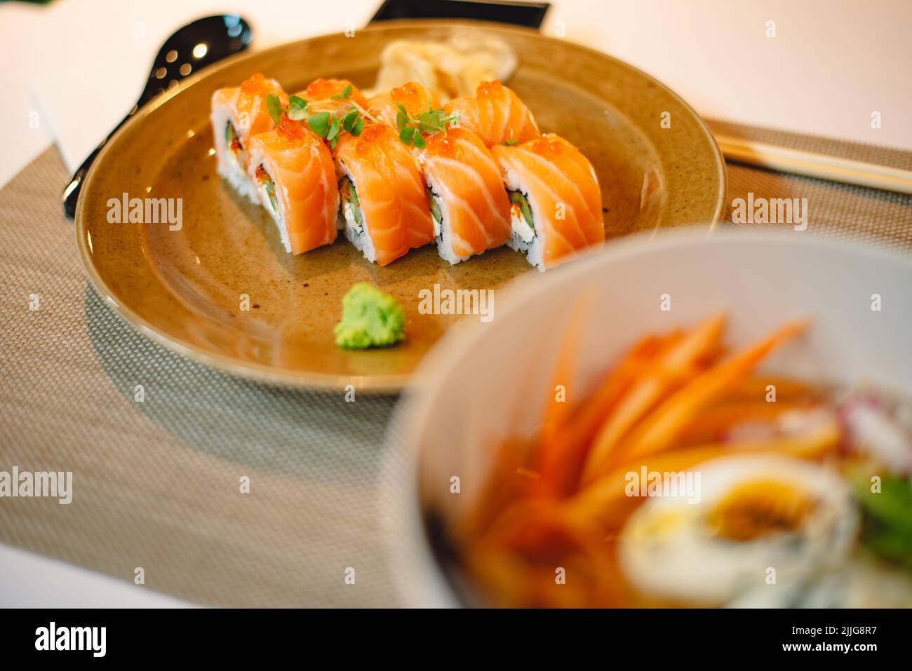 Sushi japonés Comida tradicional japonesa.Rollo hecho de filadelfia salmón Foto de stock