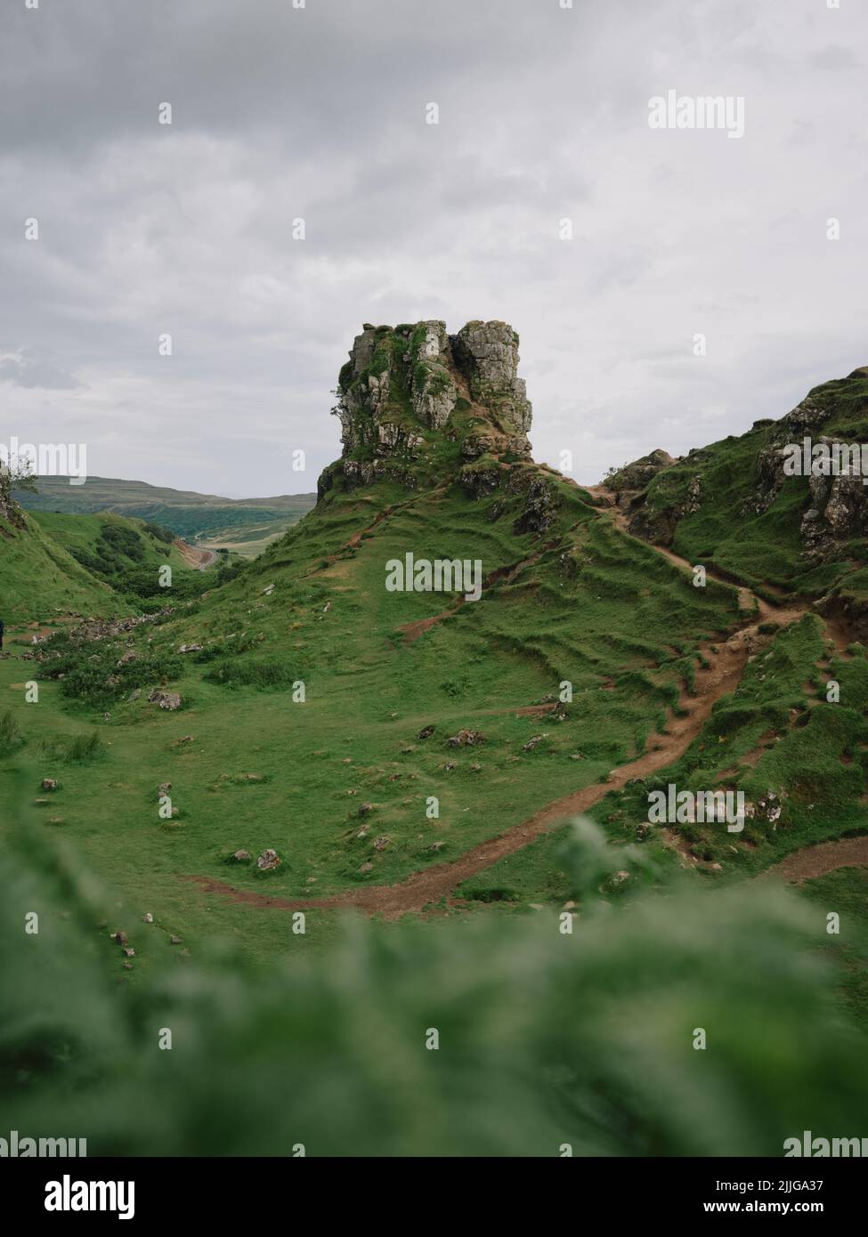 El Fairy Glen y Castillo Ewen punto turístico en las colinas sobre el pueblo de Uig, Isla de Skye Escocia. Un extraño paisaje verde basalto y resbaladizo Foto de stock