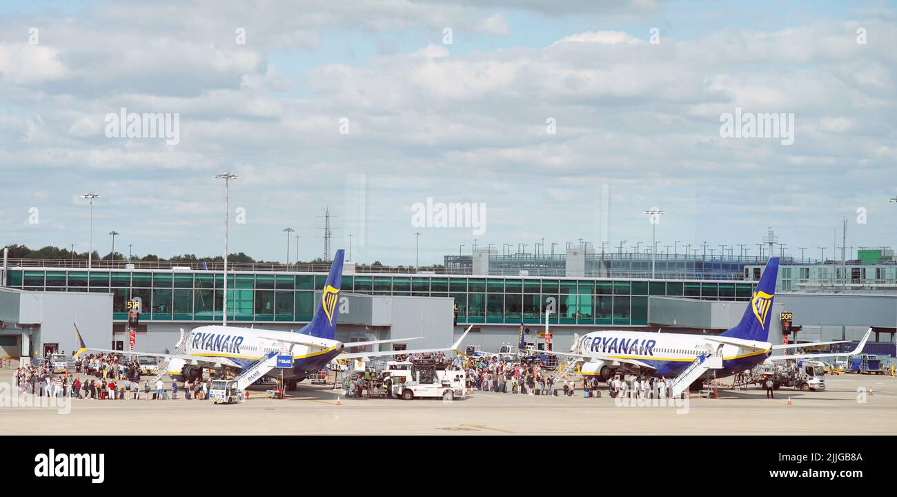 Una imagen de stock de pasajeros que hacen cola para subir a los aviones de Ryanair en el aeropuerto de Stansted. Fecha de la foto: Martes 26 de julio de 2022. Foto de stock