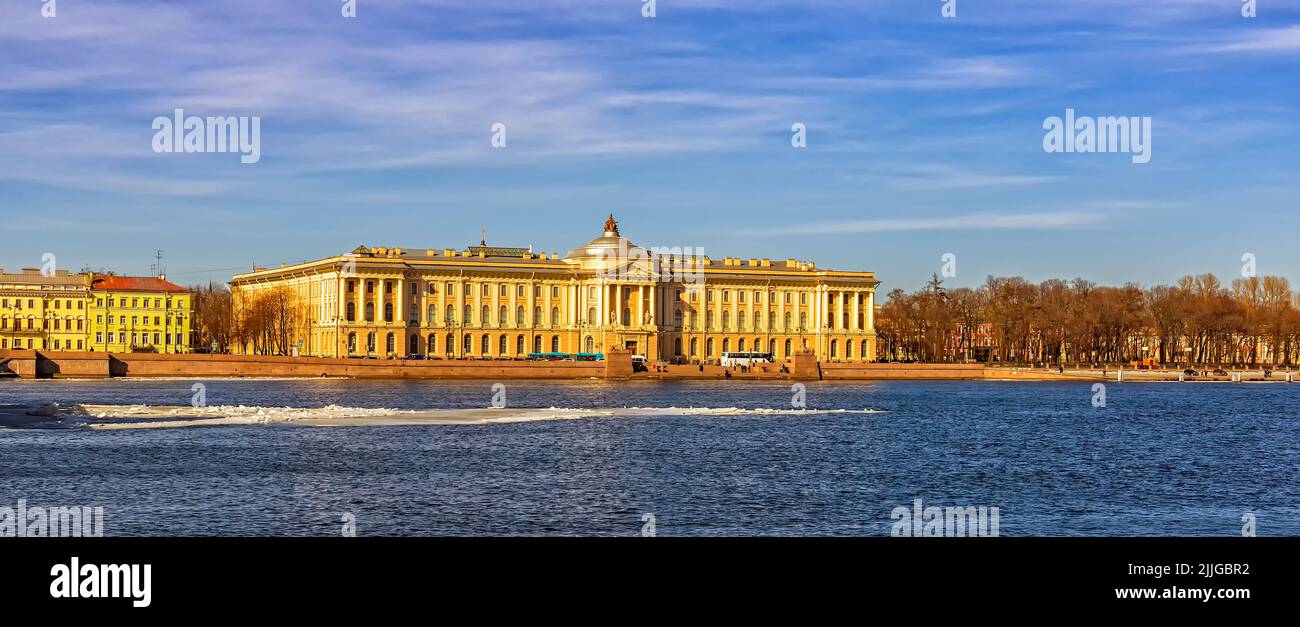 San Petersburgo paisaje del Embankment de la Universidad con el Instituto de Pintura y Escultura y el Museo de la Academia de Artes Foto de stock