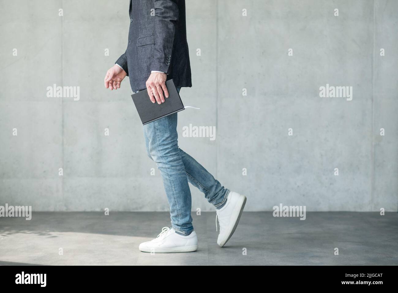 hombre de negocios caminando elegante estilo de moda informal Foto de stock