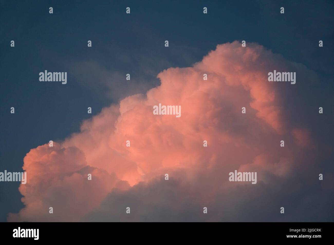 Nubes de tormenta al atardecer Foto de stock