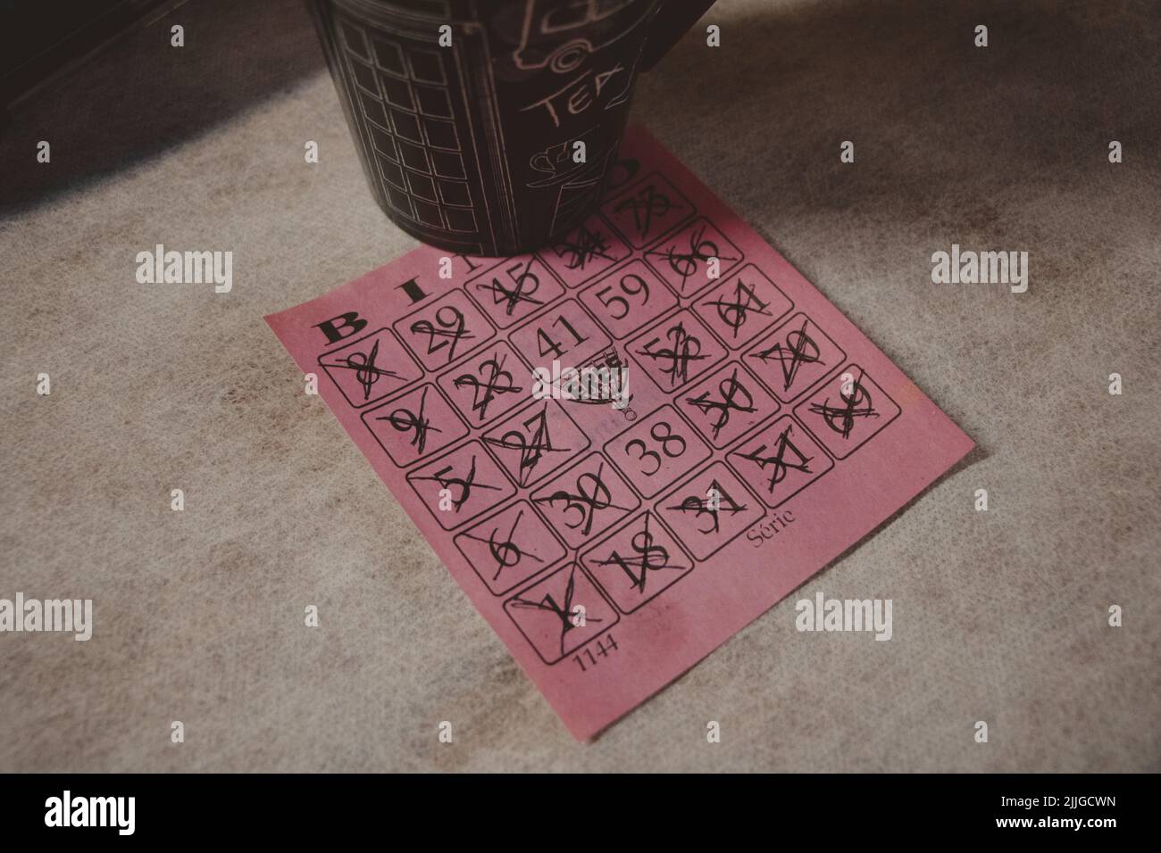 números marcados en la tarjeta de bingo de papel Foto de stock