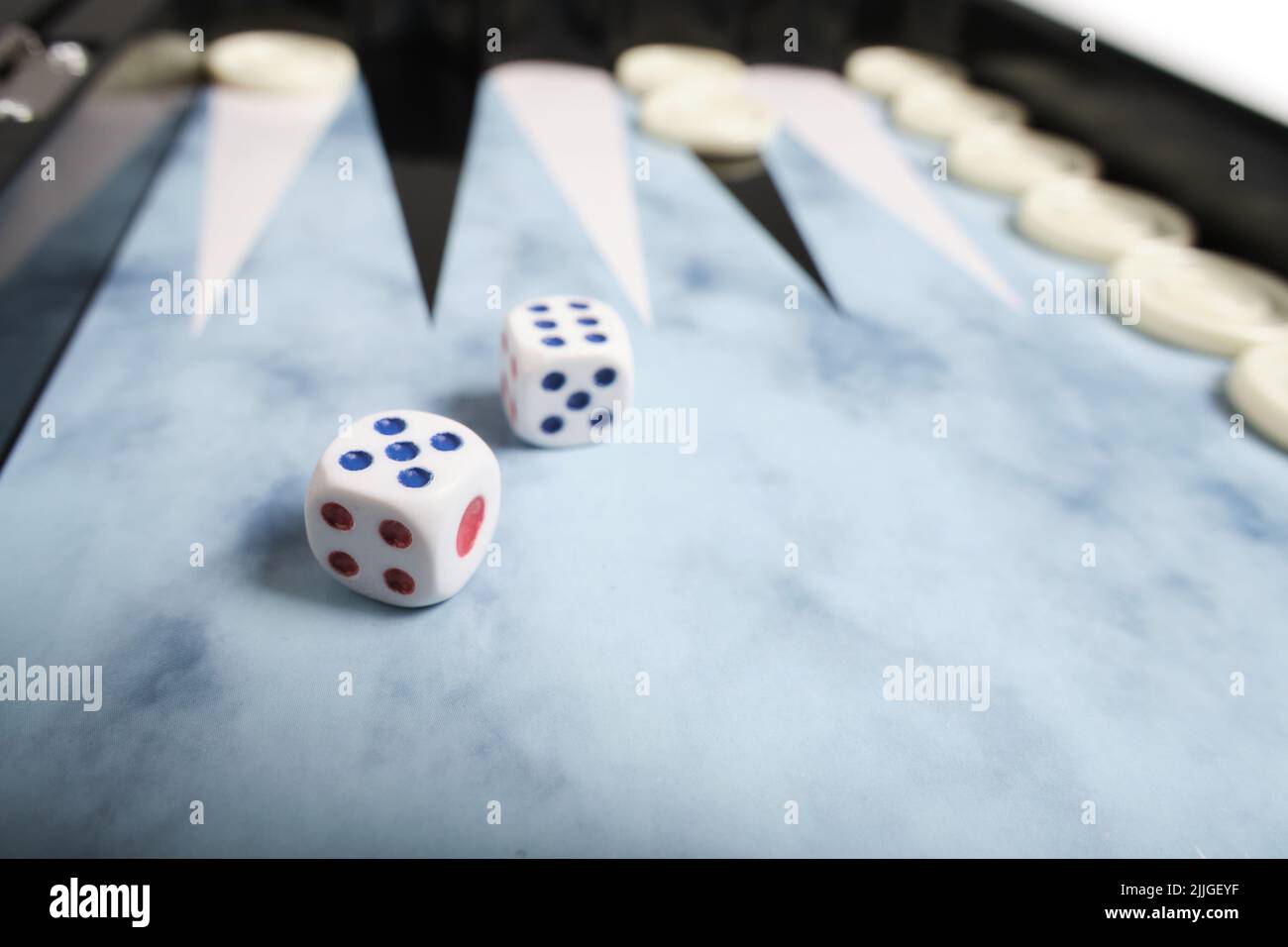 Tablero con cubos y fichas para jugar backgammon Fotografía de stock - Alamy