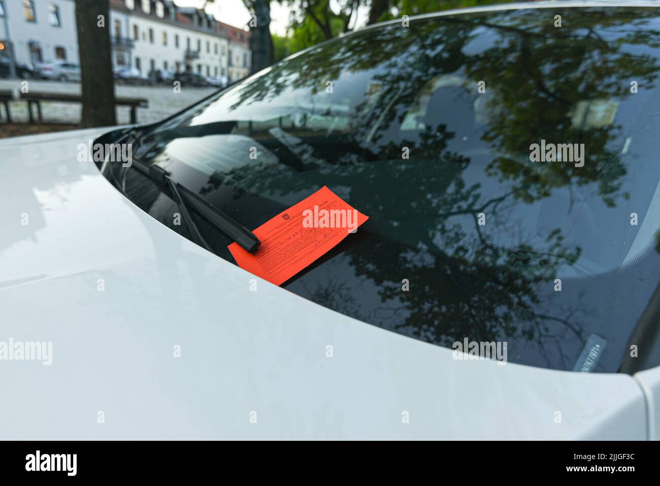 notificación roja. multa por violación de estacionamiento en lituania. Ticket de aparcamiento o multa. Documento sobre infracciones Foto de stock